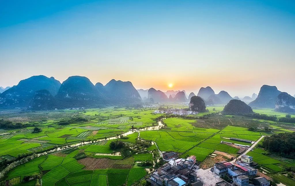 广西多游戏角色族风情画卷，美丽山水间